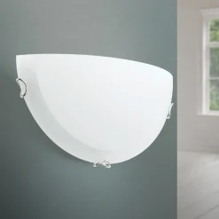 Agada væglampe, opalglas, krom, halvcirkelformet