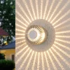 Aluminiumsfarvet udendørsvæglampe Lennias med LED