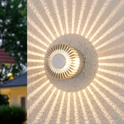 Aluminiumsfarvet udendørsvæglampe Lennias med LED