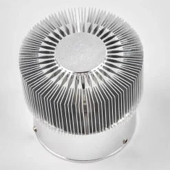Aluminiumsfarvet udendørsvæglampe Lennias med LED