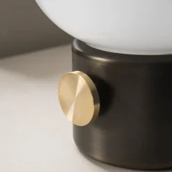 Audo JWDA bordlampe, bruneret messing