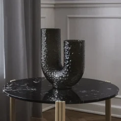AYTM Arura-vase, sort, højde 40 cm, bredde 34 cm, glas