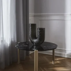 AYTM Arura-vase, sort, højde 40 cm, bredde 34 cm, glas