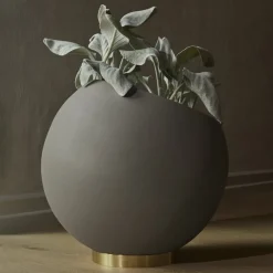 AYTM Globe urtepotte, Ø 37 cm, gråbrun, aluminium, stål