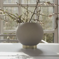 AYTM Globe urtepotte, Ø 17 cm, gråbrun, aluminium, stål