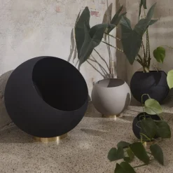AYTM Globe urtepotte, Ø 60 cm, sort, aluminium, stål
