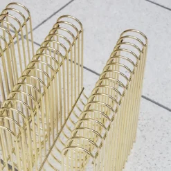 AYTM Magasinholder Curva, guld, bredde 40 cm, stål