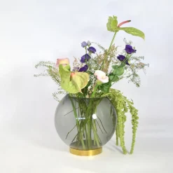 AYTM Vase Globe, Ø 17 cm, røggrå / guld, glas, stål