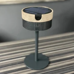 Bateak LED solcellebordlampe, sort / teakgrå, 2.700 K
