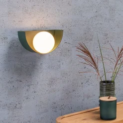 Benni væglampe med kugleskærm af glas, grøn
