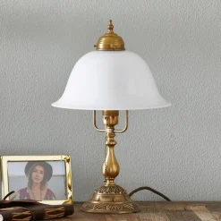 Den udsmykkede bordlampe Caroline af messing