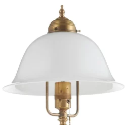 Den udsmykkede bordlampe Caroline af messing