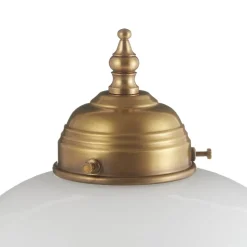 Den udsmykkede bordlampe Caroline af messing