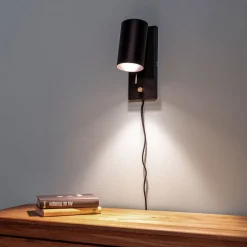 Dæmpbar Carrie væglampe med kabel og stik