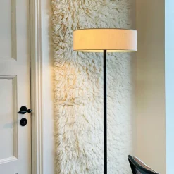 Dyberg Larsen gulvlampe Calix, sort/naturfarvet, 150 cm