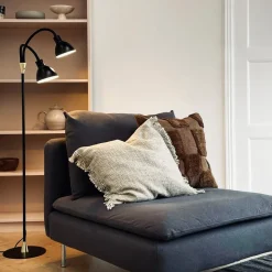 Dyberg Larsen Gulvlampe Lilje, sort, højde 135 cm, 2 lyskilder.