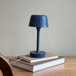 Dyberg Larsen LED-bordlampe Flow, blå, højde 25 cm