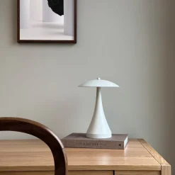 Dyberg Larsen LED-bordlampe Vienna, creme, højde 28 cm