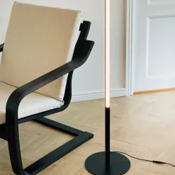 Dyberg Larsen LED-gulvlampe Vagner, sort, højde 150 cm