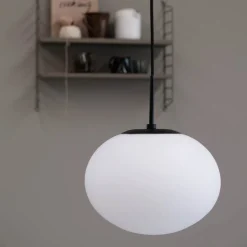 Dyberg Larsen Princess hængelampe, opal/sort, Ø 28 cm