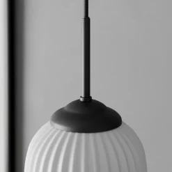 Dyberg Larsen Riflet pendellampe i glas, Ø 14 cm