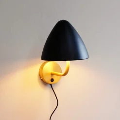 Dyberg Larsen væglampe Oulu, sort/messing, Ø 20,3 cm