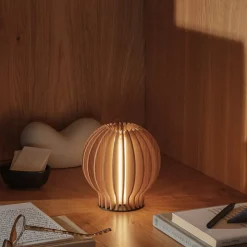 Eva Solo LED-bordlampe Radiant, lyst træ, Ø 14 cm, USB