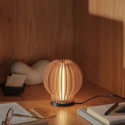 Eva Solo LED-bordlampe Radiant, lyst træ, Ø 14 cm, USB