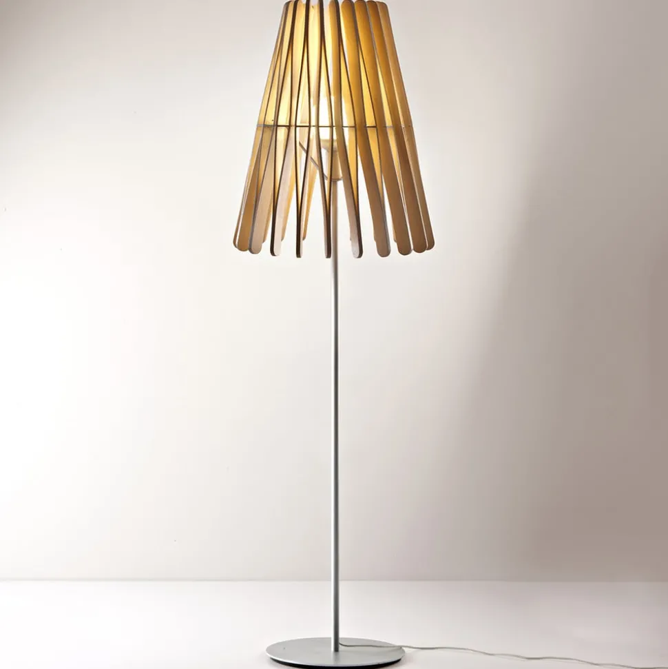 Fabbian Stick gulvlampe i træ, kegleformet