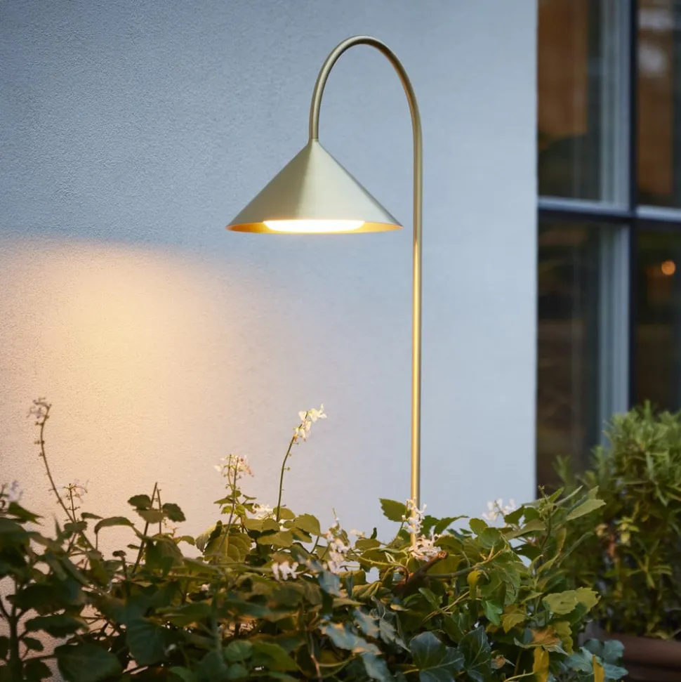 FRANDSEN lampe med jordspyd Grasp, messingfarvet, højde 82 cm