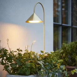 FRANDSEN lampe med jordspyd Grasp, messingfarvet, højde 82 cm