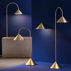FRANDSEN lampe med jordspyd Grasp, messingfarvet, højde 82 cm