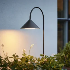 FRANDSEN lampe med jordspyd Grasp, sort, højde 82 cm