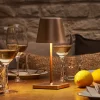 Genopladelig LED-bordlampe Nuindie mini, USB-C, bronze, IP54, dæmpbar.