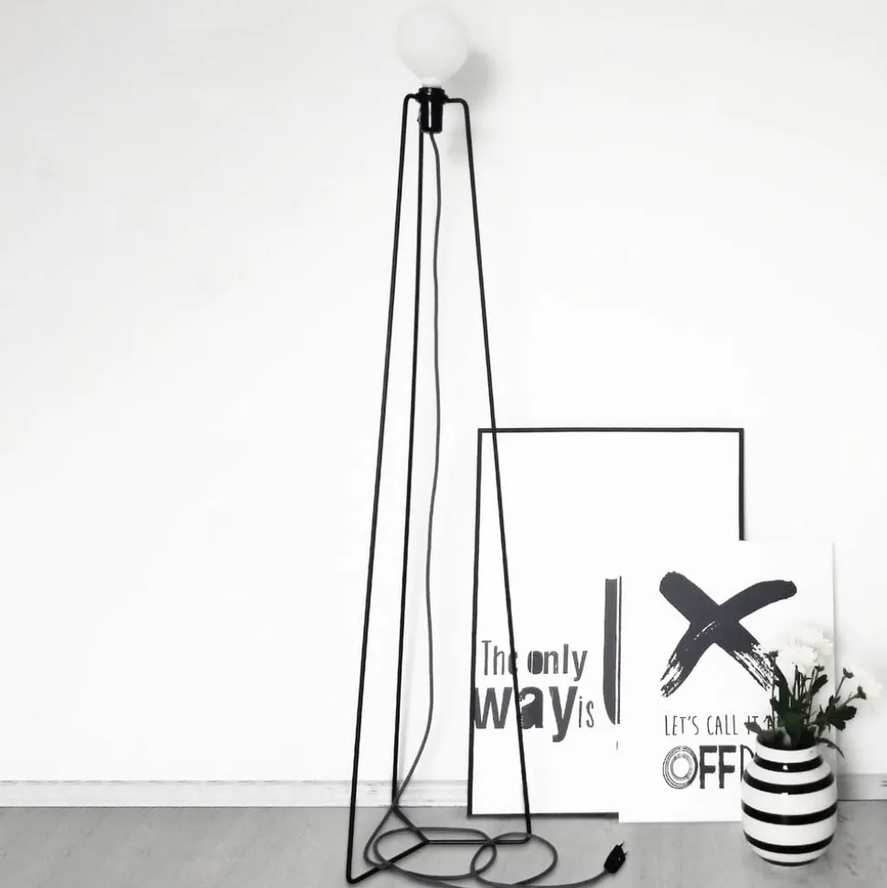 GRUPA Model M3 LED-gulvlampe sort kabel sort