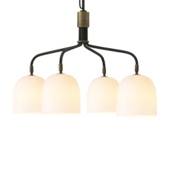 GUBI Lysekrone Howard 4-lys Ø 66 cm gunmetal/hvid