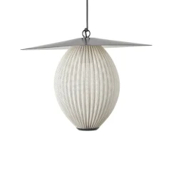 GUBI Satellite udendørs pendel, 57x36 cm, sort/cremehvid