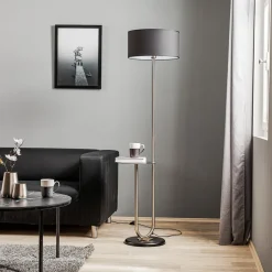 Gulvlampe Pongo med stofskærm og hylde