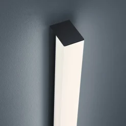 Helestra Lado LED-spejllampe, sort, 90 cm