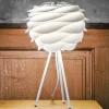 Hvid bordlampe Carmina med trebenet stativ