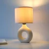 JUST LIGHT. Carara bordlampe, keramisk fod, beige
