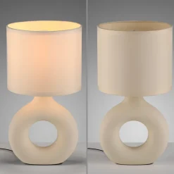 JUST LIGHT. Carara bordlampe, keramisk fod, beige