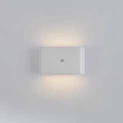 JUST LIGHT. LED-batteridrevet væglampe Ziddy, hvid, sensor 3.000 K
