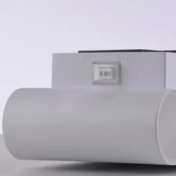 JUST LIGHT. LED-batteridrevet væglampe Ziddy, hvid, sensor 3.000 K