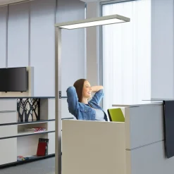 LED-gulvlampe til kontor MAULsenja, sølvfarvet, sensor, 196 cm