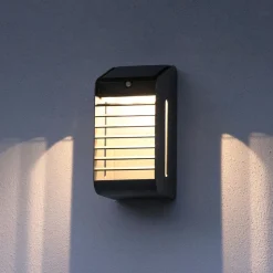 LED-solcellelampe Corner med sensor, grå