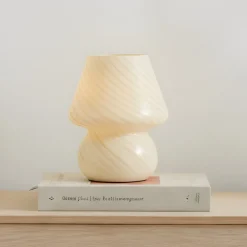 Lindby Andriana bordlampe, gul/hvid, glas, Ø 15 cm