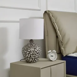 Lindby bordlampe Thalassia, sort/hvid, Ø 26cm, keramik