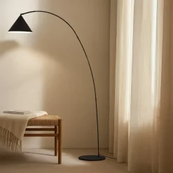 Lindby buelampe Triangolo, sort, højde 195 cm, metal E27