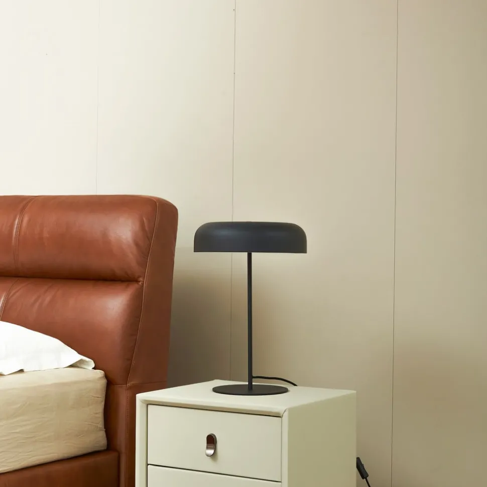 Lindby Edion bordlampe, sandsort, metal